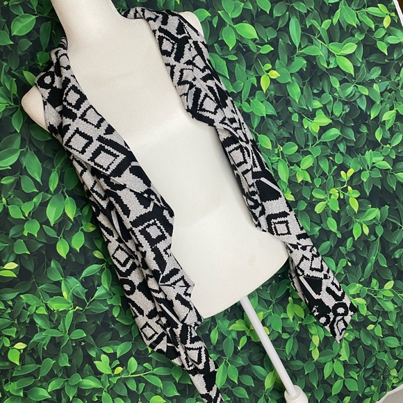 GEO PRINT RUFFLED COLLAR OPEN FRONT VEST · SIZE S, FITS S/M · NWOT - Picture 2 of 5